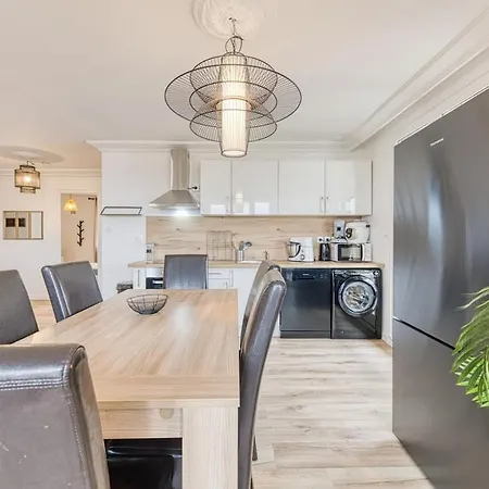 Magnificent Apartment, 4 Bedrooms, Fiber Wifi Apartmán *